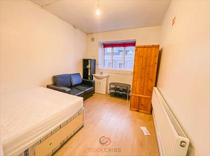 Studio Flat, Holloway Road, N7