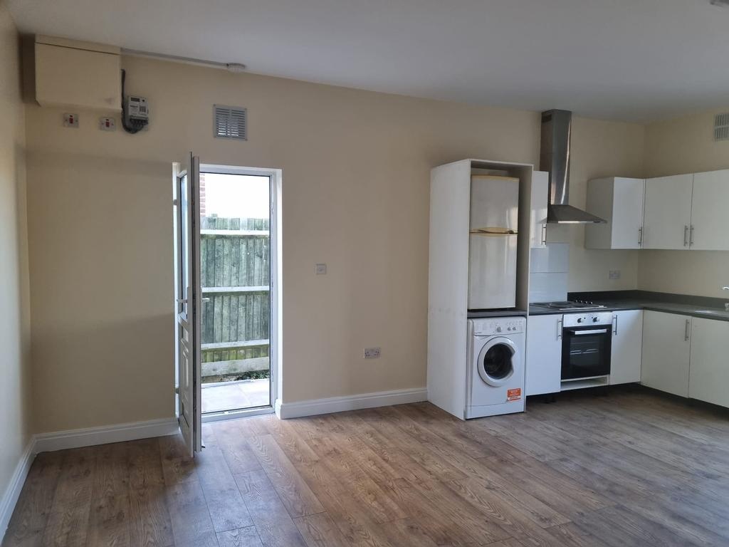 Carshalton Studio Flat, Middleton Road, SM5 To Rent Now for £1,200.