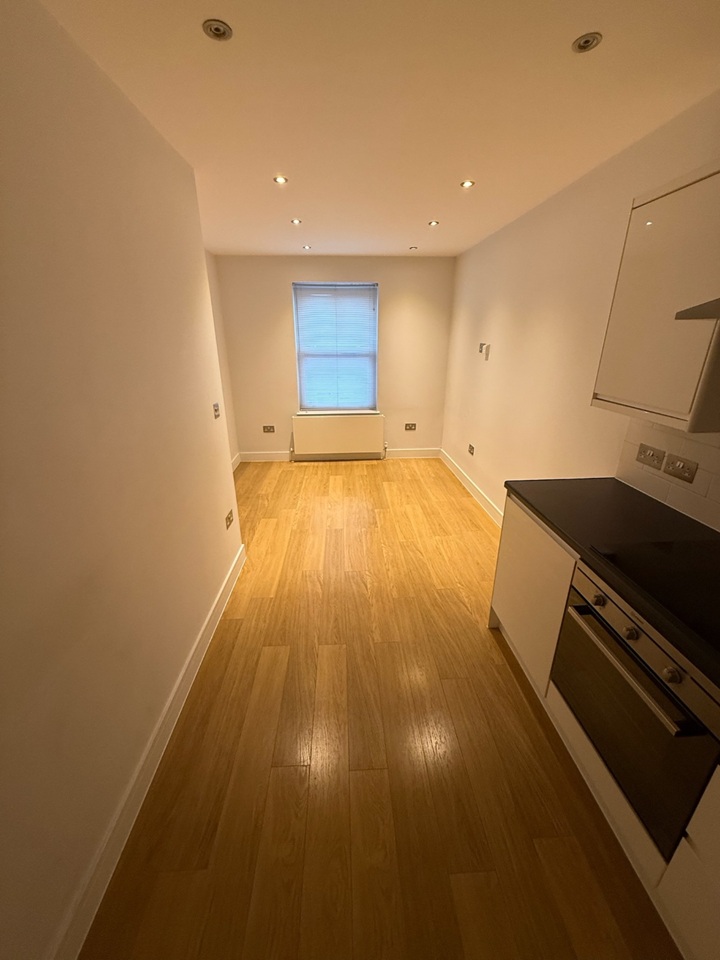 London - 1 Bed Flat, The Broadway, SW19 - To Rent Now for £1,450.00 p/m