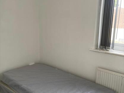 Room in a Shared House, Mull Avenue, M12