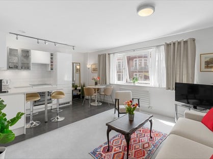 2 Bed Flat, Hans Crescent, SW1X