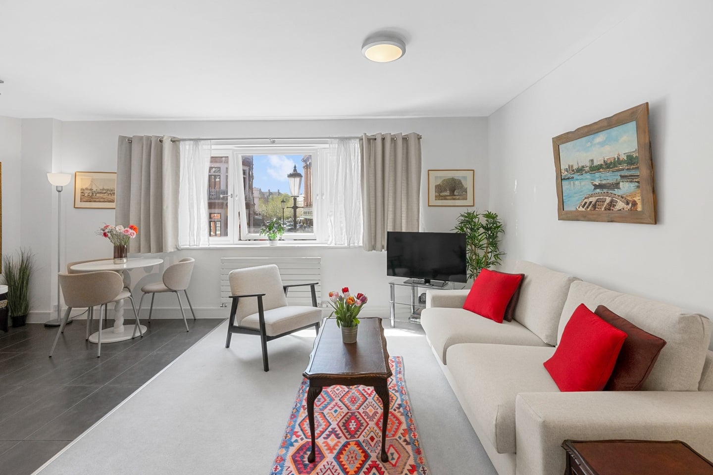 2 Bed Flat, Hans Crescent, SW1X photo 2