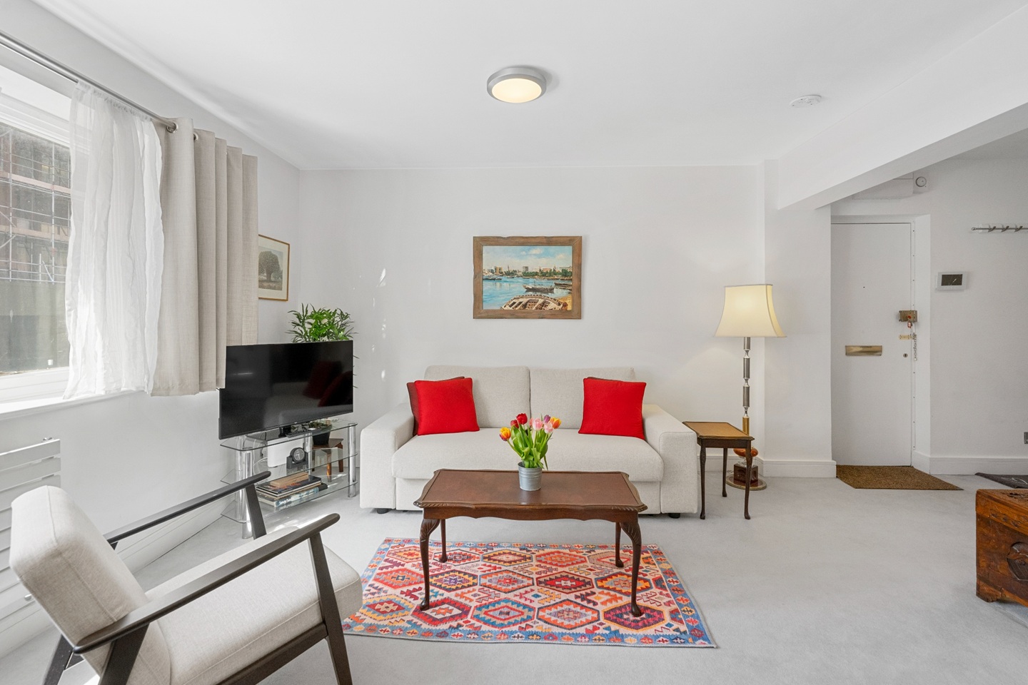 2 Bed Flat, Hans Crescent, SW1X photo 3