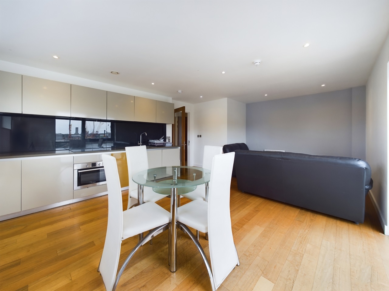 Liverpool 2 Bed Flat, William Jessop Way, L3 To Rent Now for £900.