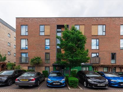2 Bed Flat, Warburg Court, NW9