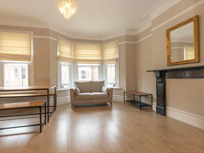 1 Bed Flat, Tremadoc Road, SW4