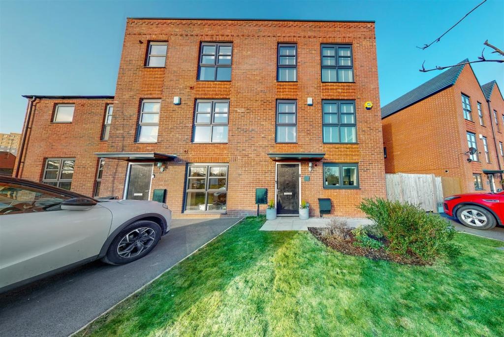 5 Bed Semi-Detached House, Lower Vickers Street, M40