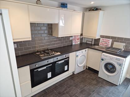 Studio Flat, Lower Bethesda Street, ST1