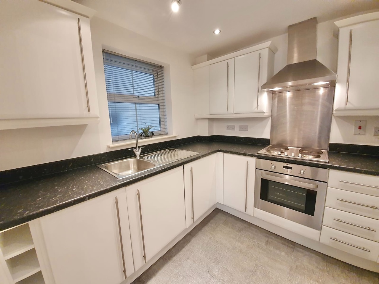 Radcliffe, Manchester 2 Bed Flat, Stonemere Drive, M26 To Rent Now for £800.00 p/m