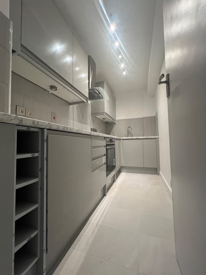 Studio Flat, Park West Place, W2 photo 3