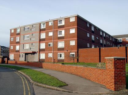 Bedsit, Helen Court, RG30
