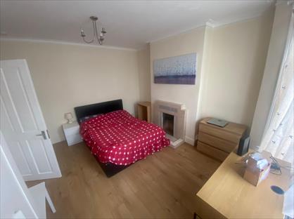 Room in a Shared House, Elm Road, KT3