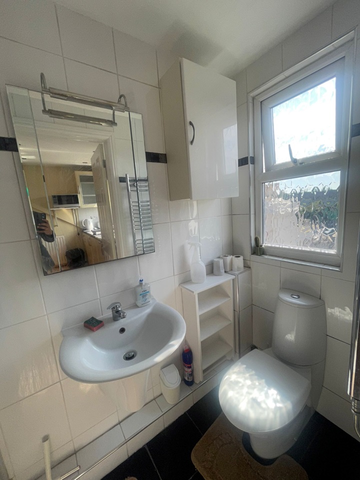 Ilford Studio Flat, Wanstead Park Road, IG1 To Rent Now for £850.00 p/m