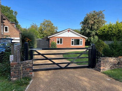 3 Bed Bungalow, Heathfield Drive, RH1