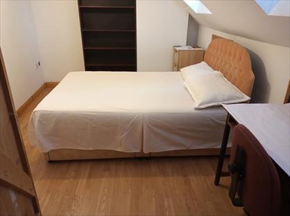 Room in a Shared House, Elm Road, KT3