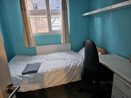 Room in a Shared House, Camp Road, ST6