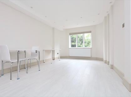 2 Bed Flat, Hillcrest Gardens, KT10