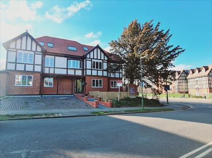 2 Bed Flat, Hillcrest Gardens, KT10