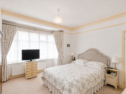 4 Bed Terraced House, Beehive Lane, IG1
