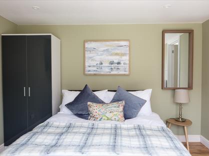 Studio Flat, Dickens Road, RH10