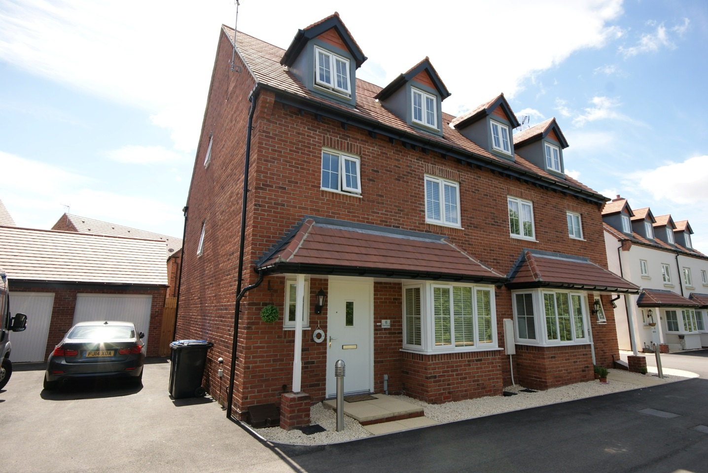 StratfordUponAvon 4 Bed SemiDetached House, Deers Leap