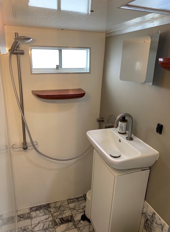 London 1 Bed House Boat, Harley House, E14 To Rent Now for £1,400.