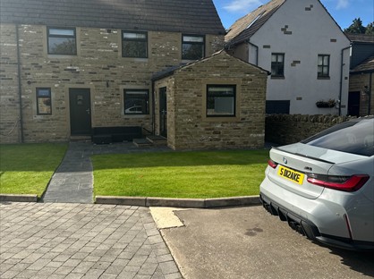 5 Bed Semi-Detached House, Warren House Lane, HD3