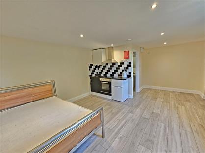 Studio Flat, Lower Dunton Road, RM14
