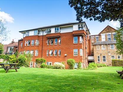 Studio Flat, Mapesbury Road, NW2