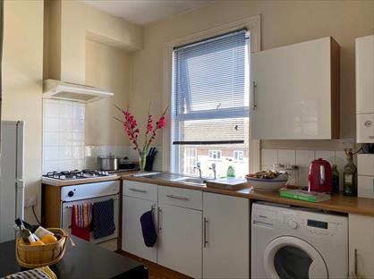 1 Bed Flat, Battersea Park Road, SW11