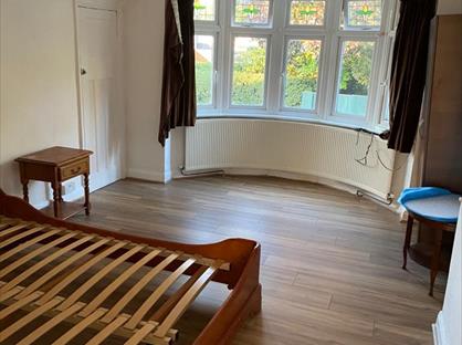 Studio Flat, Cheam Road, KT17