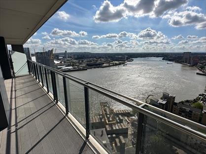 2 Bed Flat, Horizons Tower, E14