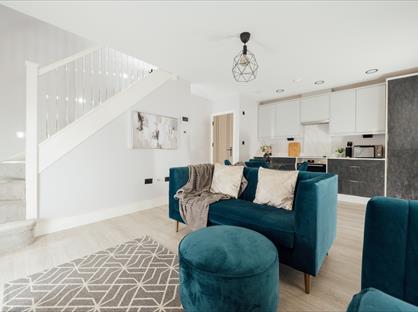 2 Bed Flat, Paper Mews, RH4