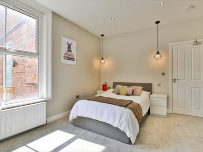 Room in a Shared House, Longshut Lane West, SK2