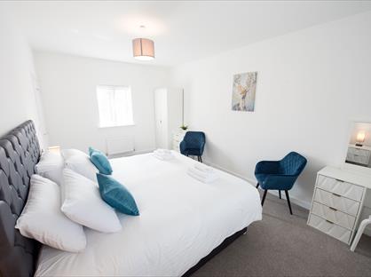 3 Bed Semi-Detached House, Short Term Accommodation, CM1