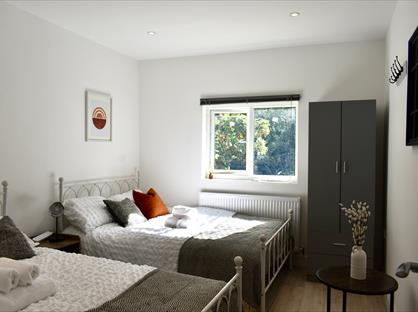 2 Bed Semi-Detached House, Park Road, NW4