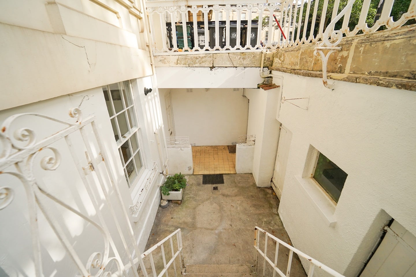 2 Bed Flat, Victoria Square, BS8 photo 2