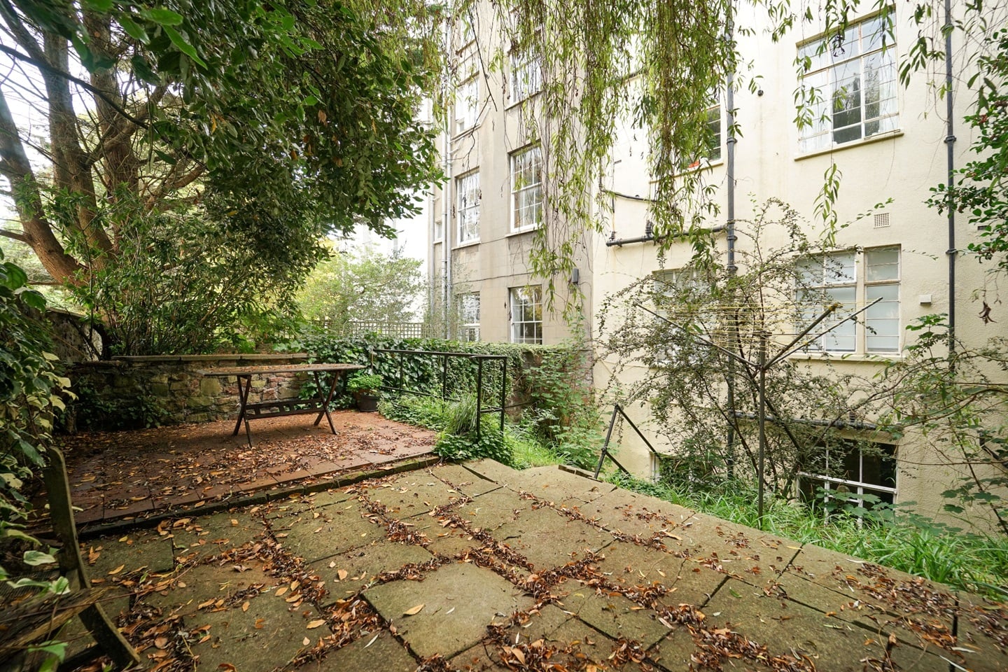 2 Bed Flat, Victoria Square, BS8 photo 3