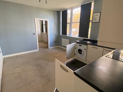 2 Bed Flat, Ravenscliffe Road, ST7