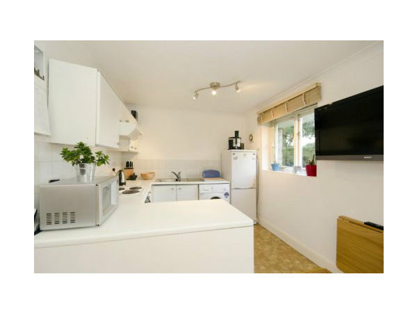 1 Bed Flat, Palmerston Court, E3 photo 4