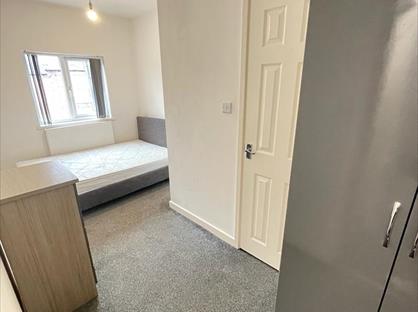 Room in a Shared House, Long Street, B78