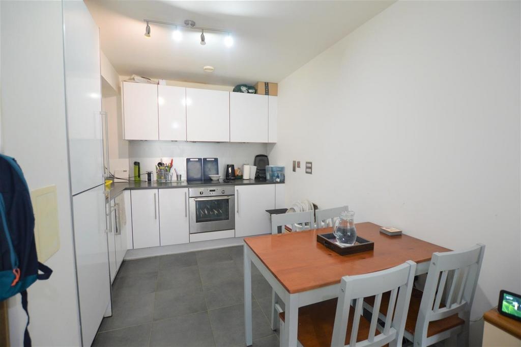 Slough Room in a Shared Flat, Slough, SL1 To Rent Now for £900.00 p/m