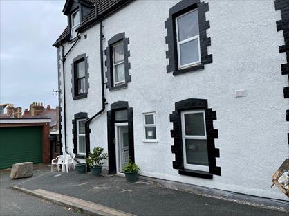 3 Bed Flat, Woodland Road West, LL29