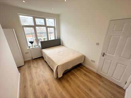 Room in a Shared Flat, Willow Vale, W12