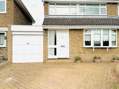 3 Bed Semi-Detached House, Downsway, CM1