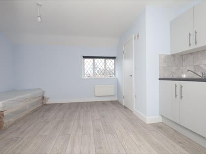 Studio Flat, Beech Close, UB7