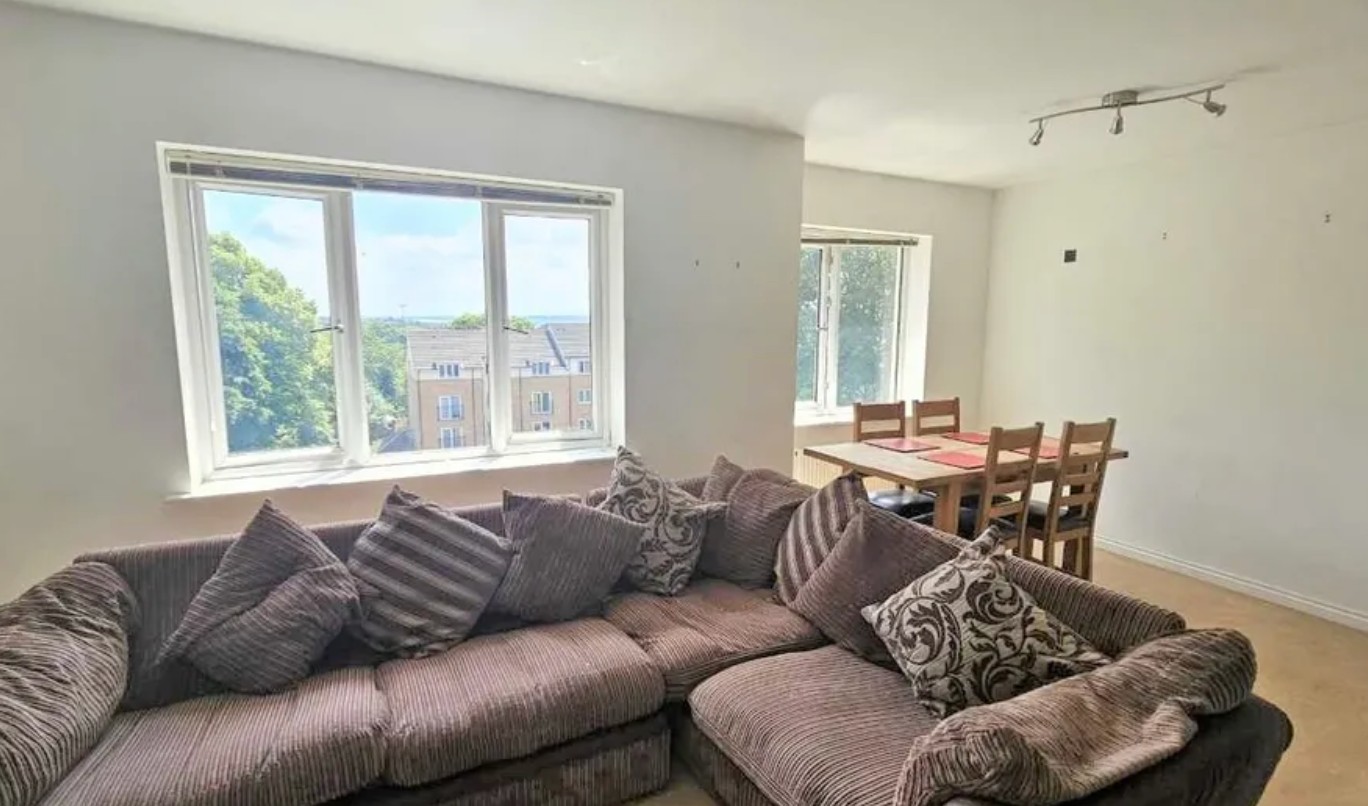 2 Bed Flat, Holly Way, LS14 photo 3