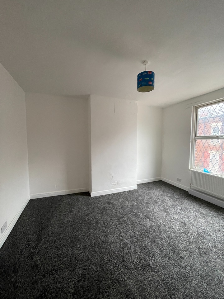 2 Bed Terraced House, Brompton Grove, LS11 photo 4
