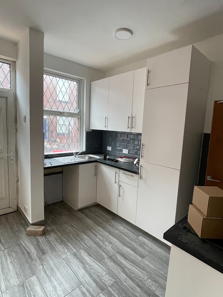 2 Bed Terraced House, Brompton Grove, LS11 photo 3