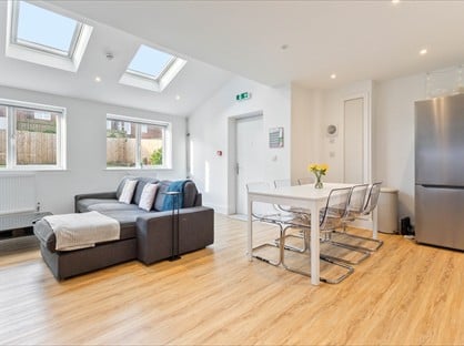 5 Bed Semi-Detached House, Stile Common Road, HD4